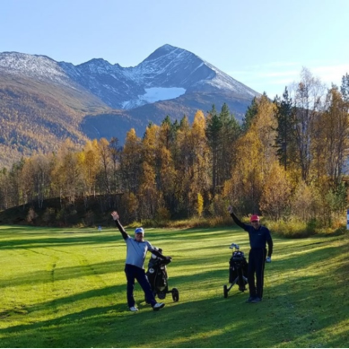 Hva innebærer det å gå utpå banen å spille og evt. delta på golf turnering?